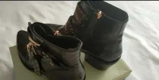 Botines negros con hebillas doradas