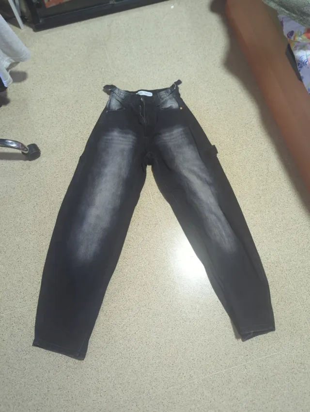 Pantalón baggy negro talla 32 
Los dos 30€ / 1=18€