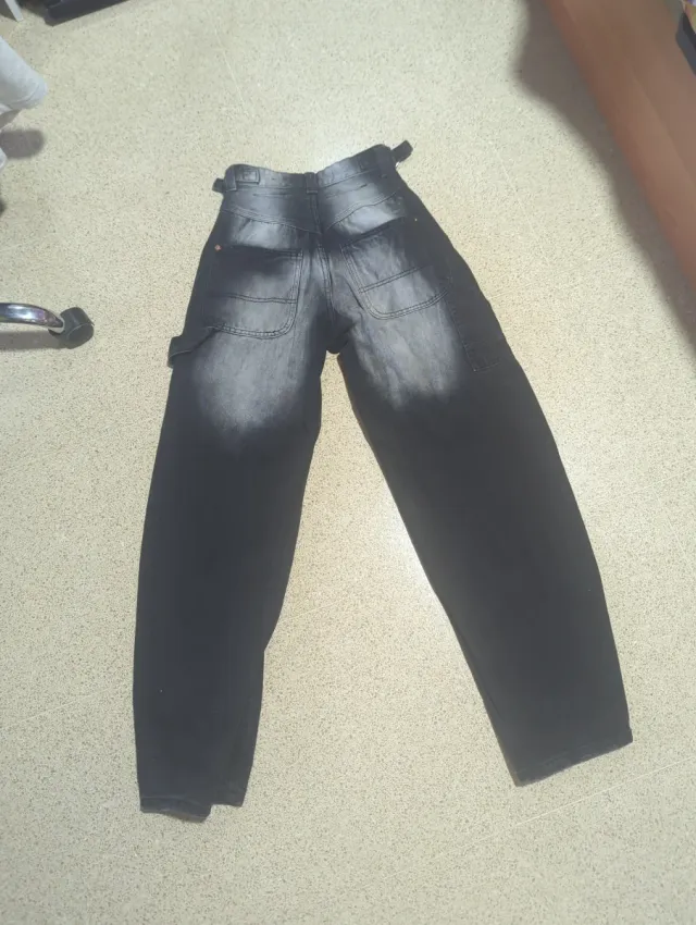 Pantalón baggy negro talla 32 
Los dos 30€ / 1=18€
