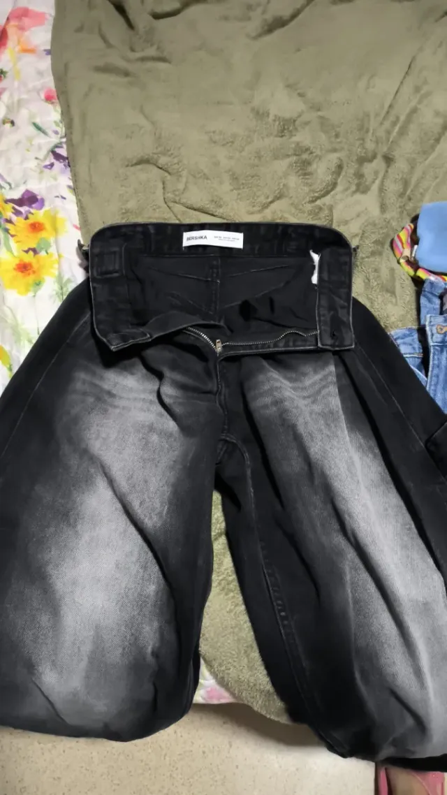 Pantalón baggy negro talla 32 
Los dos 30€ / 1=18€