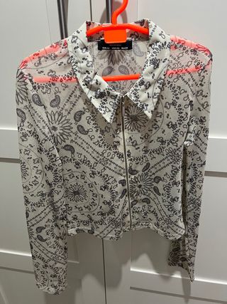 Camisa semitransparente con cremallera y estampado