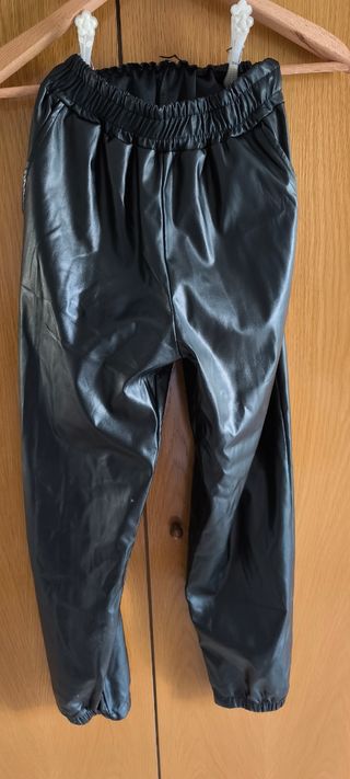 Pantalones negros efecto piel
