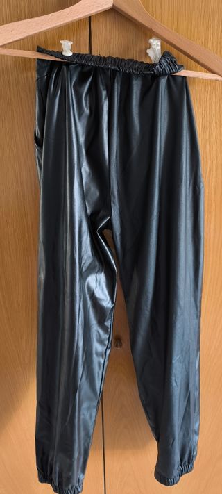 Pantalones negros efecto piel