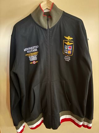 Chaqueta Deportiva Negra con Detalles