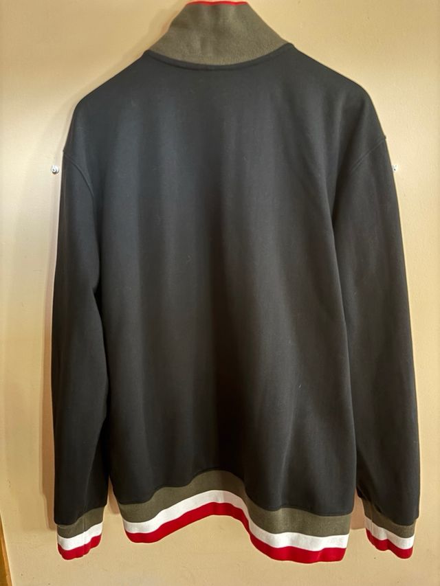 Chaqueta Deportiva Negra con Detalles