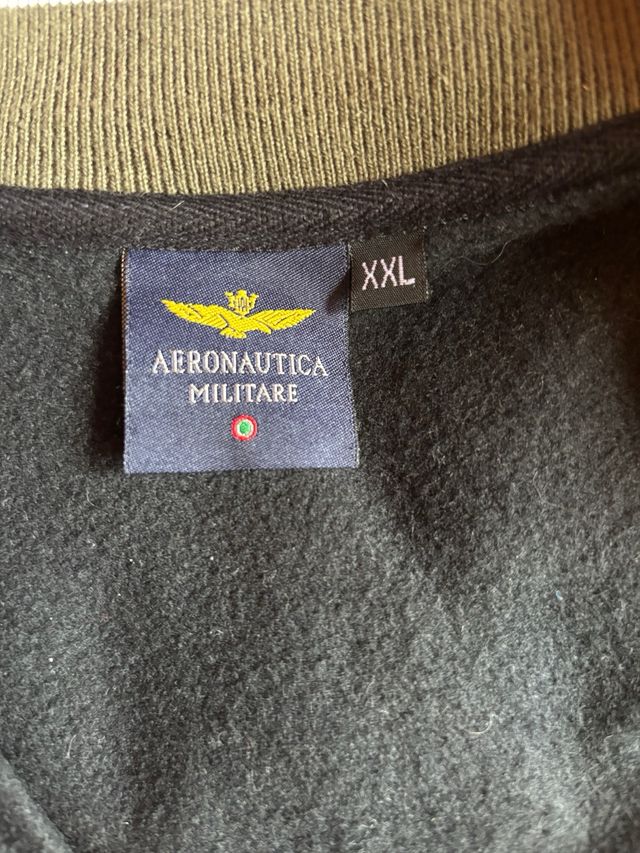 Chaqueta Deportiva Negra con Detalles