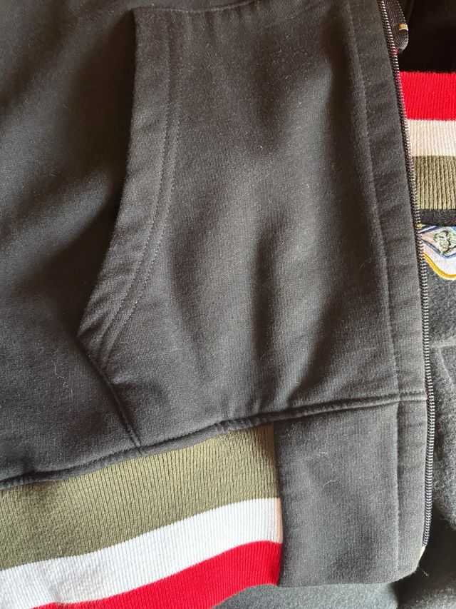 Chaqueta Deportiva Negra con Detalles