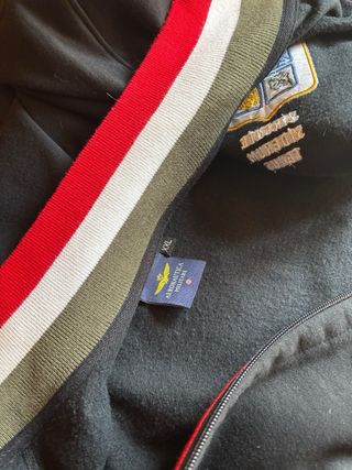 Chaqueta Deportiva Negra con Detalles
