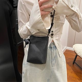 Bolso móvil negro con llavero