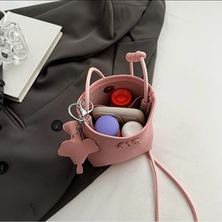 Bolso móvil negro con llavero