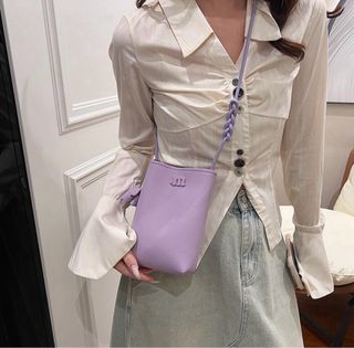 Bolso móvil negro con llavero