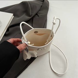 Bolso móvil negro con llavero