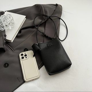 Bolso móvil negro con llavero