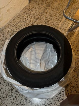 Rueda de coche dañada