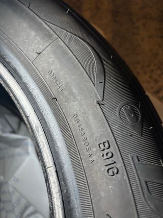 Rueda de coche dañada