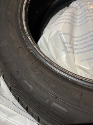 Rueda de coche dañada