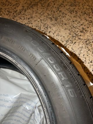 Rueda de coche dañada