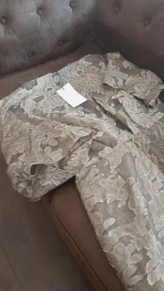 Vestido ZARA beige y gris con etiqueta