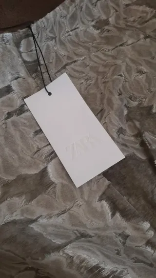 Vestido ZARA beige y gris con etiqueta