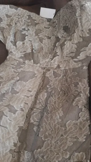 Vestido ZARA beige y gris con etiqueta