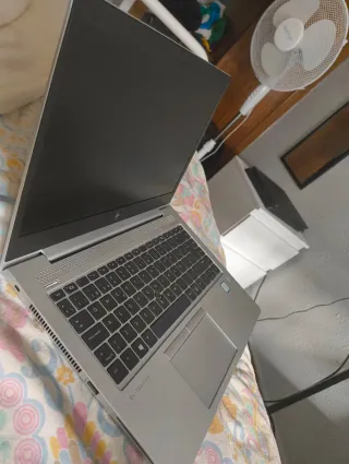 HP Elitebook 840 G5 i5 16GB RAM 256GB SSD + PS4