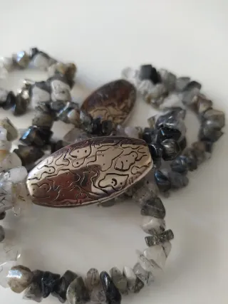 Collar de piedras grises y plateado