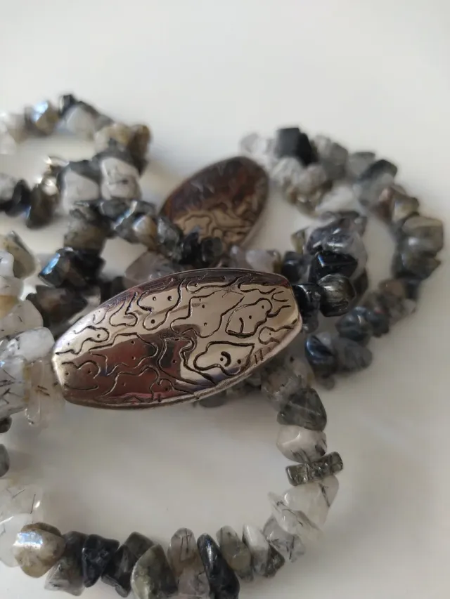 Collar de piedras grises y plateado