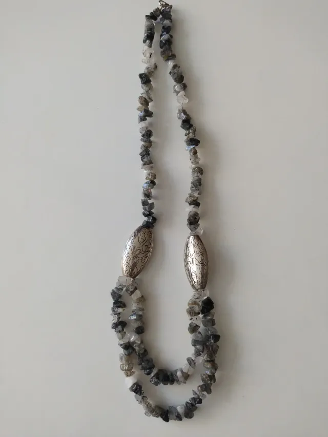 Collar de piedras grises y plateado