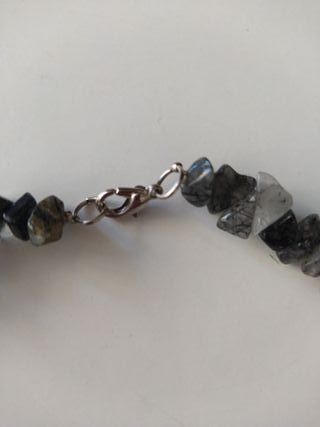 Collar de piedras grises y plateado