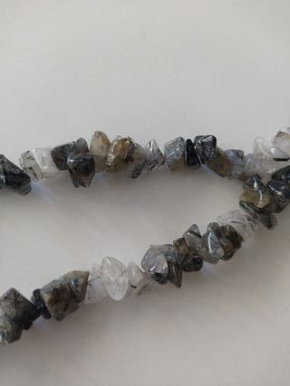Collar de piedras grises y plateado