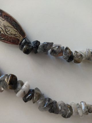 Collar de piedras grises y plateado