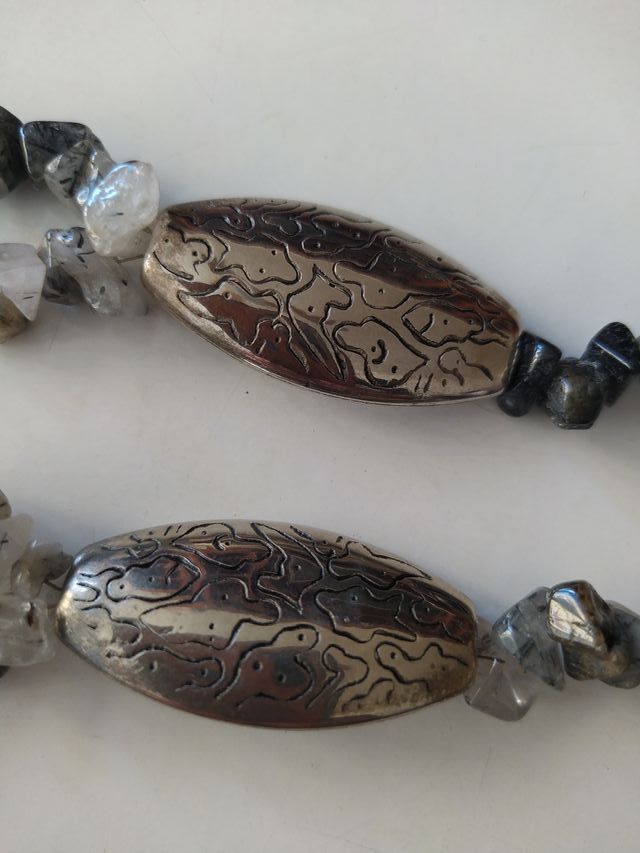 Collar de piedras grises y plateado