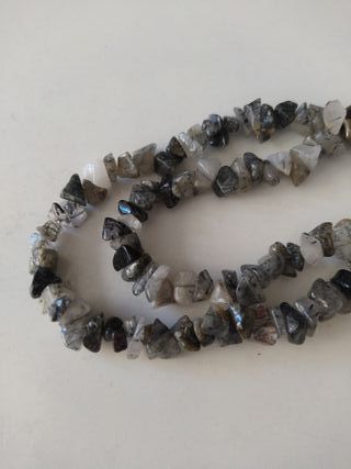Collar de piedras grises y plateado