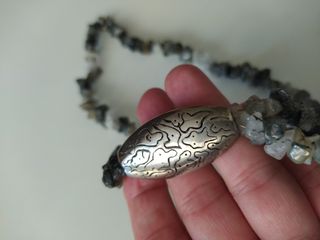 Collar de piedras grises y plateado