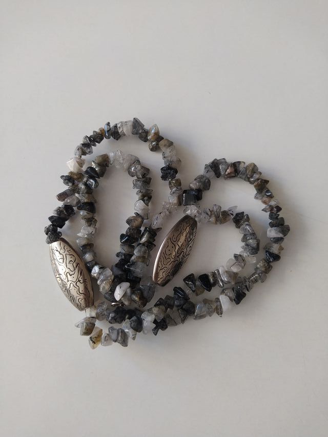 Collar de piedras grises y plateado