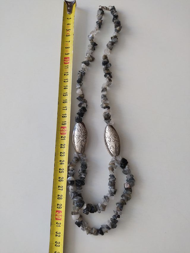 Collar de piedras grises y plateado