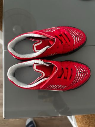 Zapatillas Fútbol Sala Rojas y Plateadas