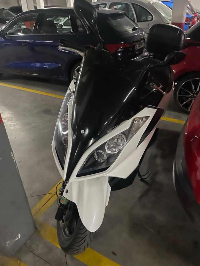 Moto Scooter kymco 300 ..11.000 km..