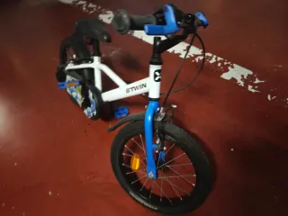Bicicleta infantil Btwin blanca y azul