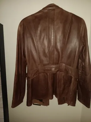 Cazadora de cuero para mujer