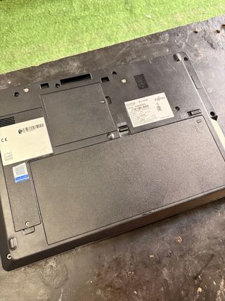 Portátil Fujitsu U748 para piezas sin placa base