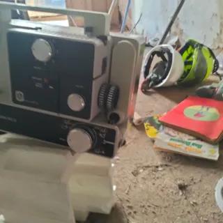 Proiettore e vecchie fotocamere