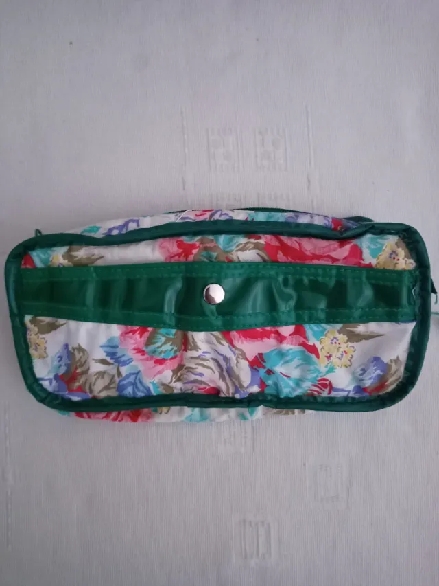 Neceser floral con cierre a presión