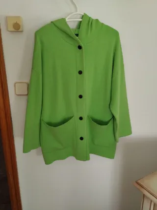 Chaqueta verde con capucha