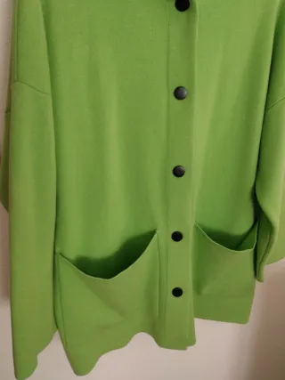 Chaqueta verde con capucha