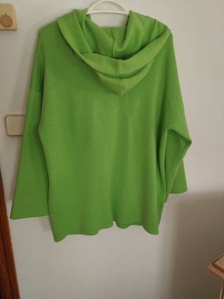 Chaqueta verde con capucha