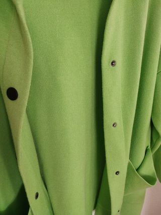 Chaqueta verde con capucha
