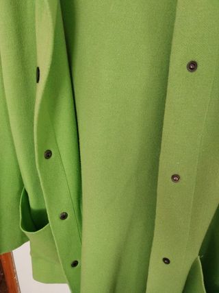 Chaqueta verde con capucha