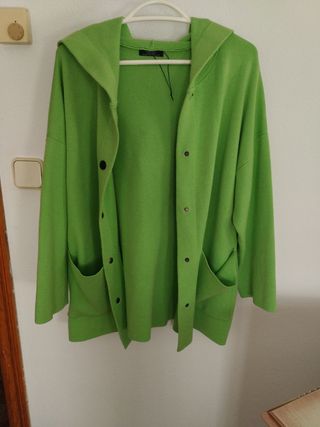 Chaqueta verde con capucha