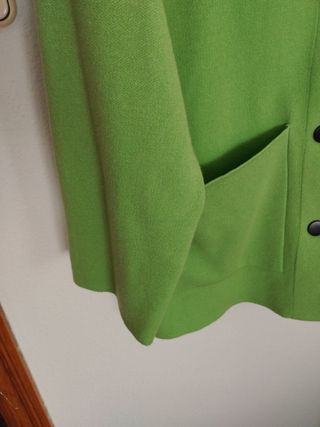 Chaqueta verde con capucha